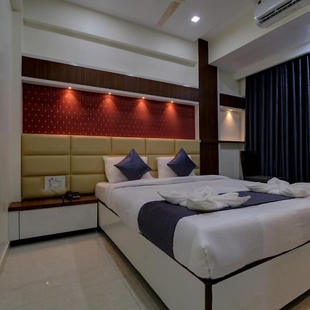נאווי מומבאי Hotel Mourya Residency מראה חיצוני תמונה